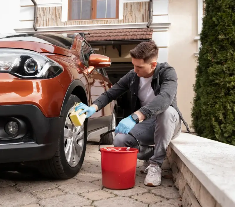 Lavage auto à domicile Châlons-du-Maine : professionnel intervenant sur un véhicule